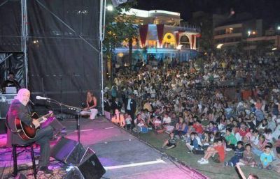 Villa Carlos Paz recibi� el verano con estrellas