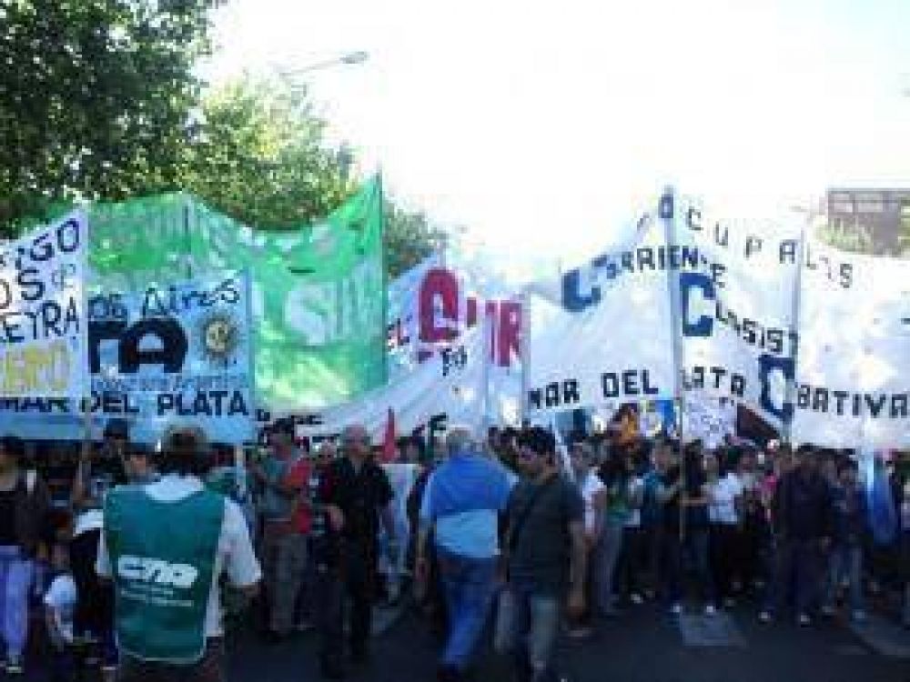 Masiva movilizaci�n y acto contra la represi�n