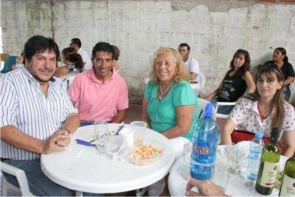 Acompa�ada por el Diputado Jorge Varela  Intendente Giroldi entreg� un subsidio a la Sociedad de Fomento del Barrio Otamendi