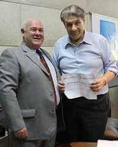 La UBA distingui� a V�ctor Hugo con el premio a la Trayectoria Period�stica 2010