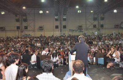 Busti en el lanzamiento de Eduardo Duhalde 
