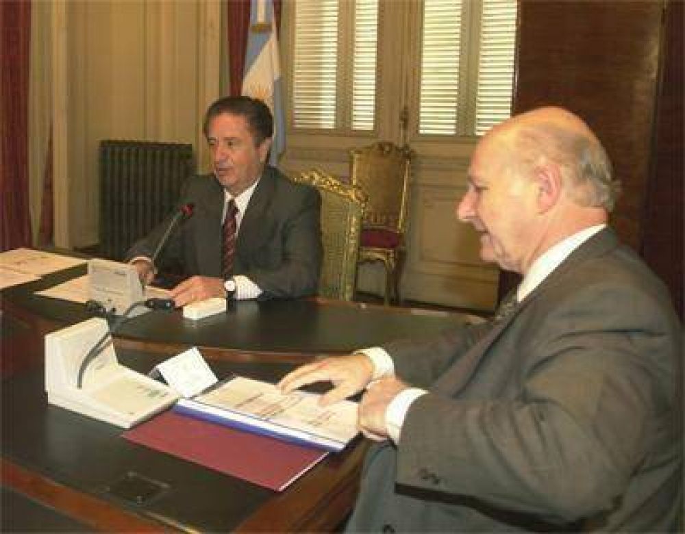 Matzkin en el lanzamiento de Duhalde