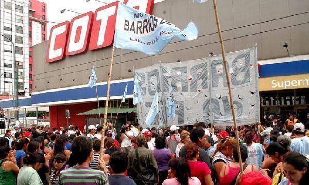 Piqueteros bloquean ahora un supermercado en Constituci�n para pedir canastas de Navidad
