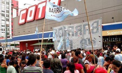 Piqueteros bloquean ahora un supermercado en Constituci�n para pedir canastas de Navidad