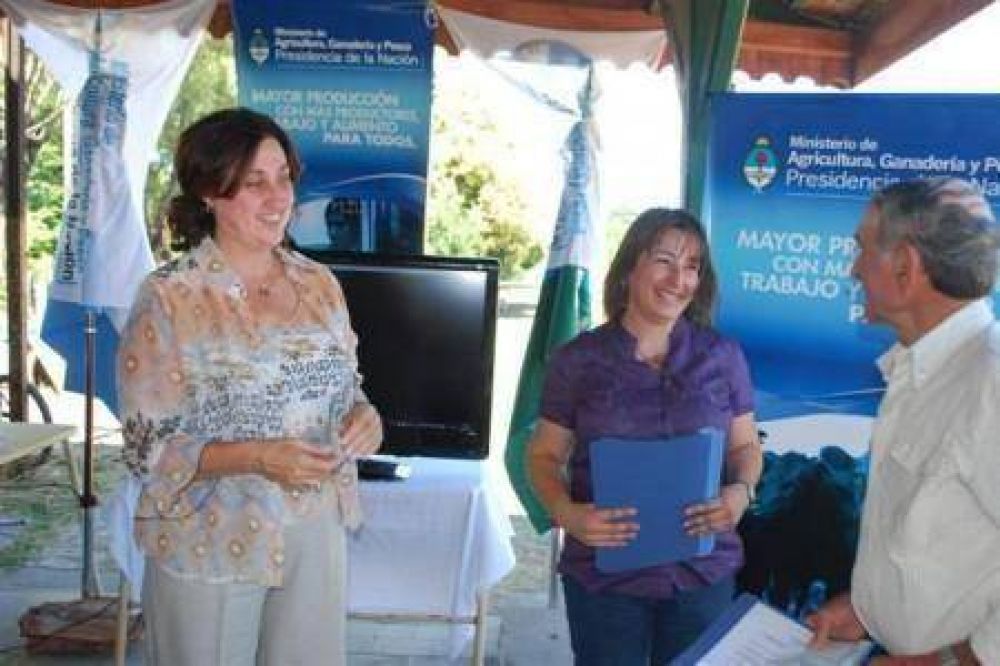 Se entregaron cinco m�quinas de orde�e a peque�os productores de Cortinez y Olivera