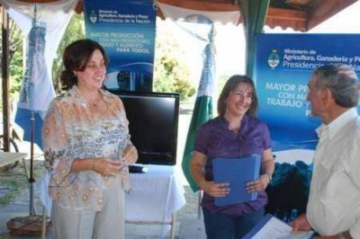 Se entregaron cinco m�quinas de orde�e a peque�os productores de Cortinez y Olivera