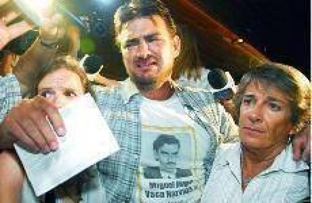 Condenaron a perpetua a Videla, Men�ndez y otros 14 represores