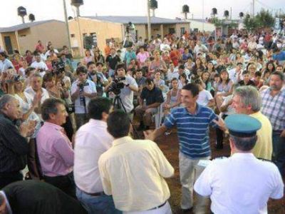 El gobernador entreg� viviendas en forma simult�nea en cuatro localidades mediante teleconferencia
