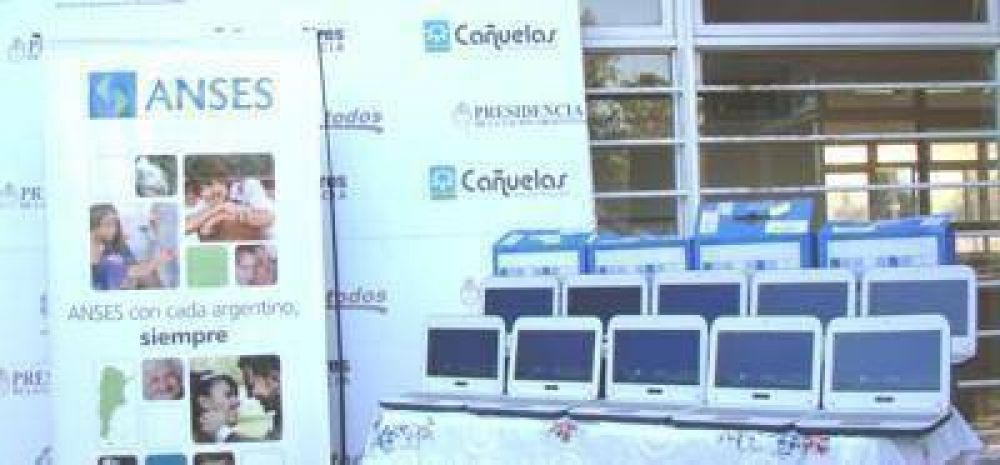Entregaron ms de 400 netbooks en Mximo Paz