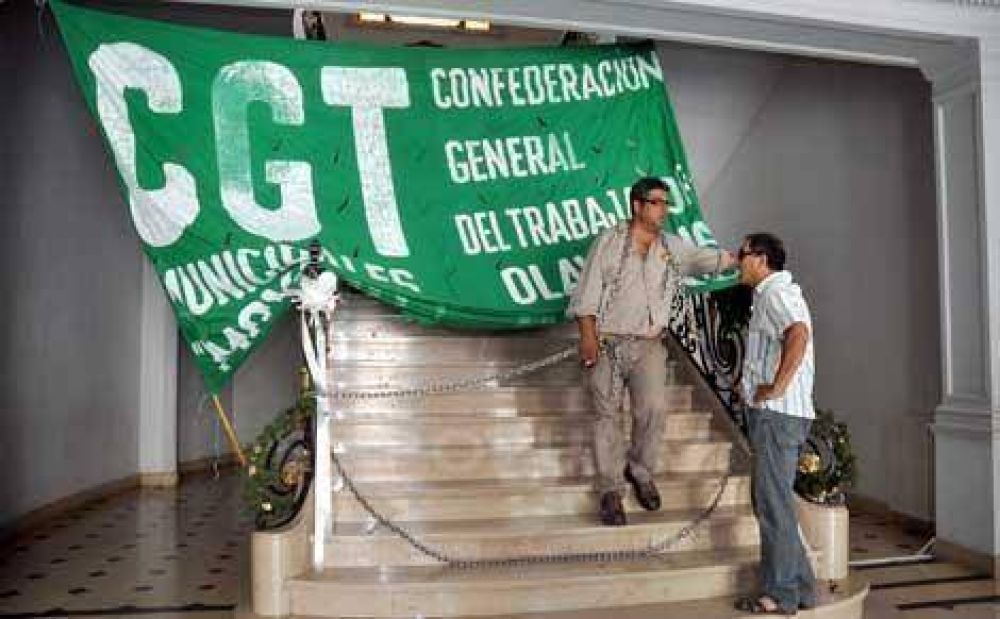 Se encaden� en el Municipio el secretario general de los municipales