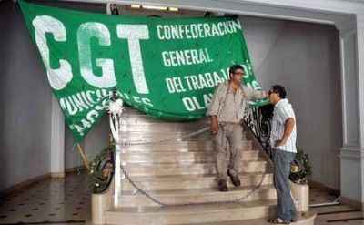 Se encaden� en el Municipio el secretario general de los municipales