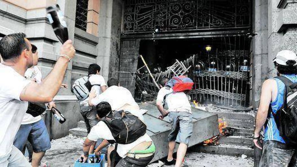 Botellazos, pedradas y un final con saqueos a los comercios