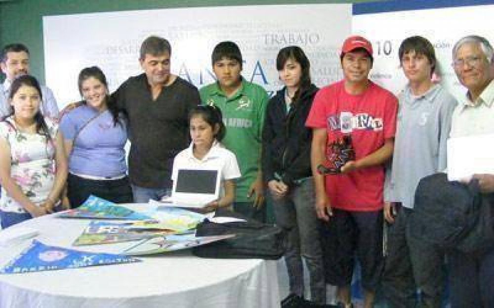 Senador Fern�ndez entreg� netbook a chicos de seis barrios de Caleta