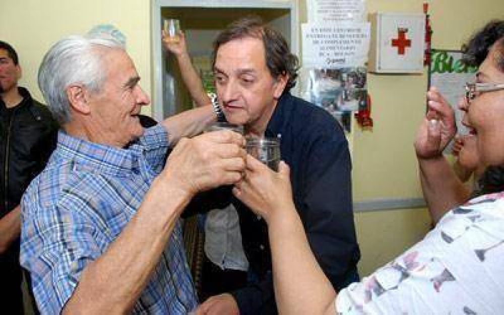 Linares: �hay que devolverle la dignidad a los abuelos�