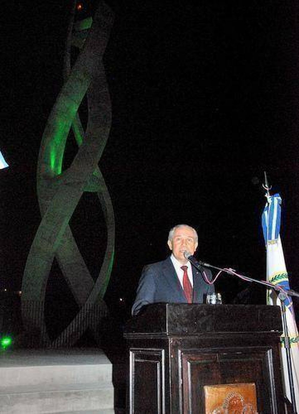 Inauguraron el monumento al Bicentenario de la Revoluci�n de Mayo en el acceso sur