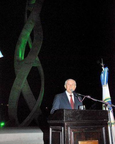 Inauguraron el monumento al Bicentenario de la Revoluci�n de Mayo en el acceso sur