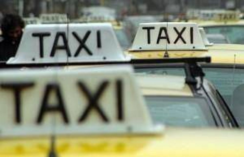 Taxistas piden bajada de bandera de cinco pesos y movilizan a la Municipalidad