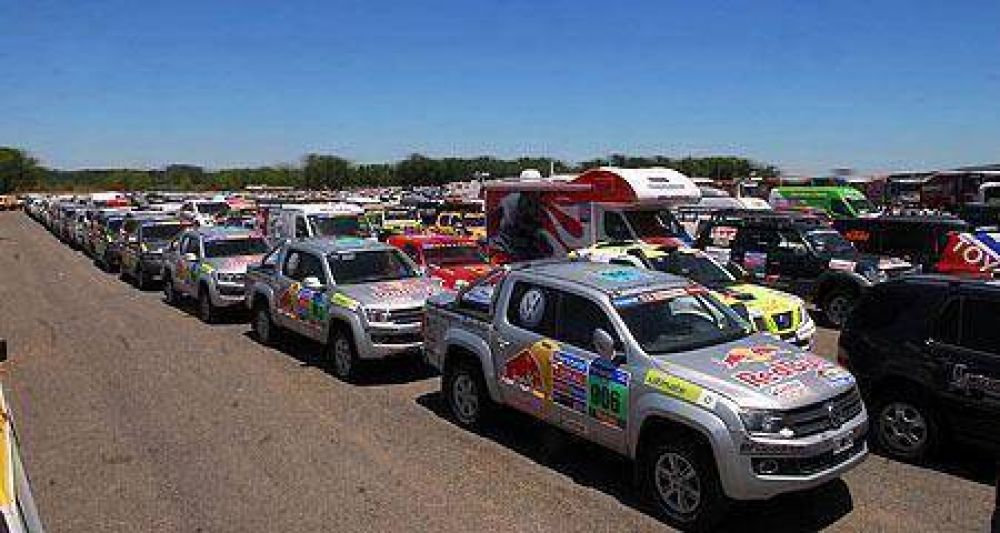  Los autos del Dakar ya est�n en Lima listos para la carrera El s�bado pasar� por Campana la competencia, rumbo a Victoria, en Entre R�os