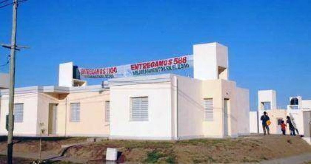 Fueron entregadas 242 viviendas