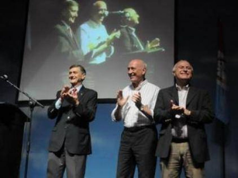 Antonio Bonfatti estren� su traje de candidato a gobernador