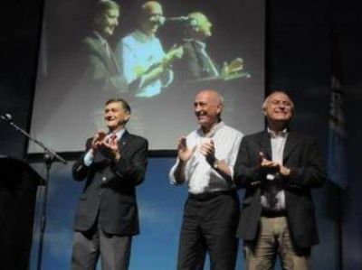 Antonio Bonfatti estren� su traje de candidato a gobernador