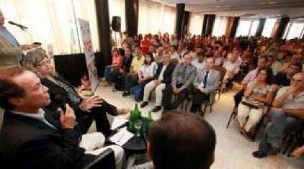 Giustiniani present� el "Instituto Program�tico Santafesino
