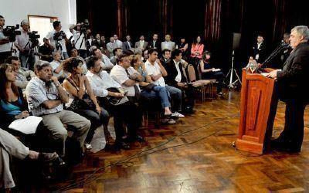Reforma constitucional y miner�a est�n en la agenda de Das Neves