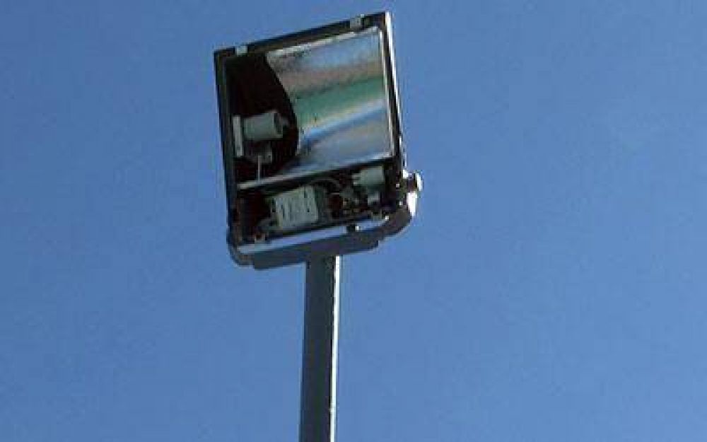 Destruyen Iluminaci�n de plaza pronta a inaugurarse