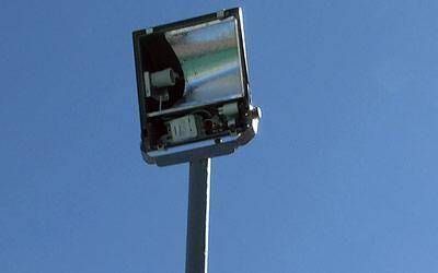 Destruyen Iluminaci�n de plaza pronta a inaugurarse