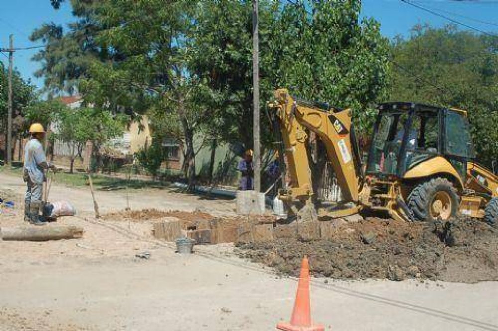 M�s de 4 mil familias beneficiadas Avanza la obra de extensi�n de la red cloacal en Villa Dolores
