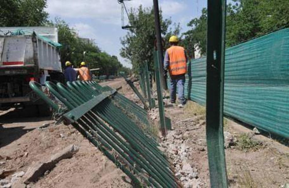 Fayad pidi� las rejas del ferrocarril de calle Belgrano para cercar los juegos en las plazas