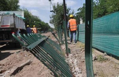 Fayad pidi� las rejas del ferrocarril de calle Belgrano para cercar los juegos en las plazas