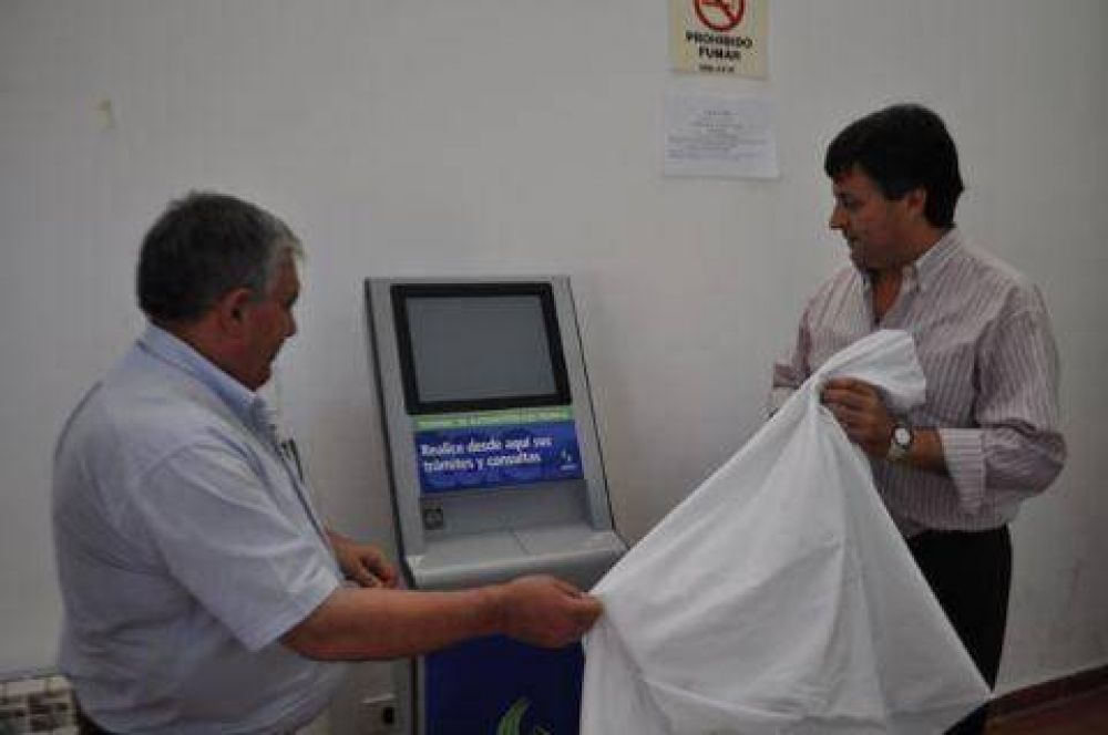 Funciona en el Hospital Municipal La ANSeS inaugur� terminal de autogesti�n