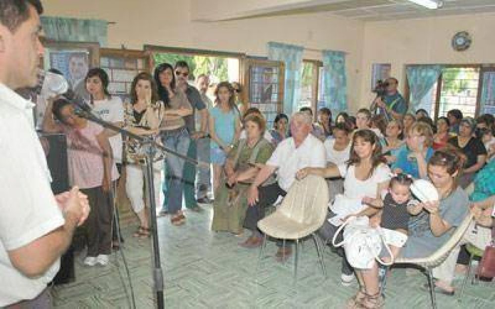 Gabriel Salazar present� su plataforma pol�tica