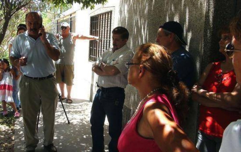 Vecinos del barrio Las Acacias reclamaron por continuos cortes de luz