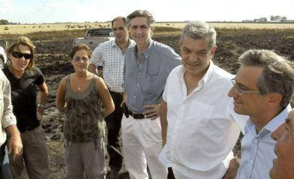 El ministro Dominguez recorri� campos afectados por el fuego