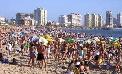Las playas de Uruguay se llenaron de turistas, en el inicio del verano