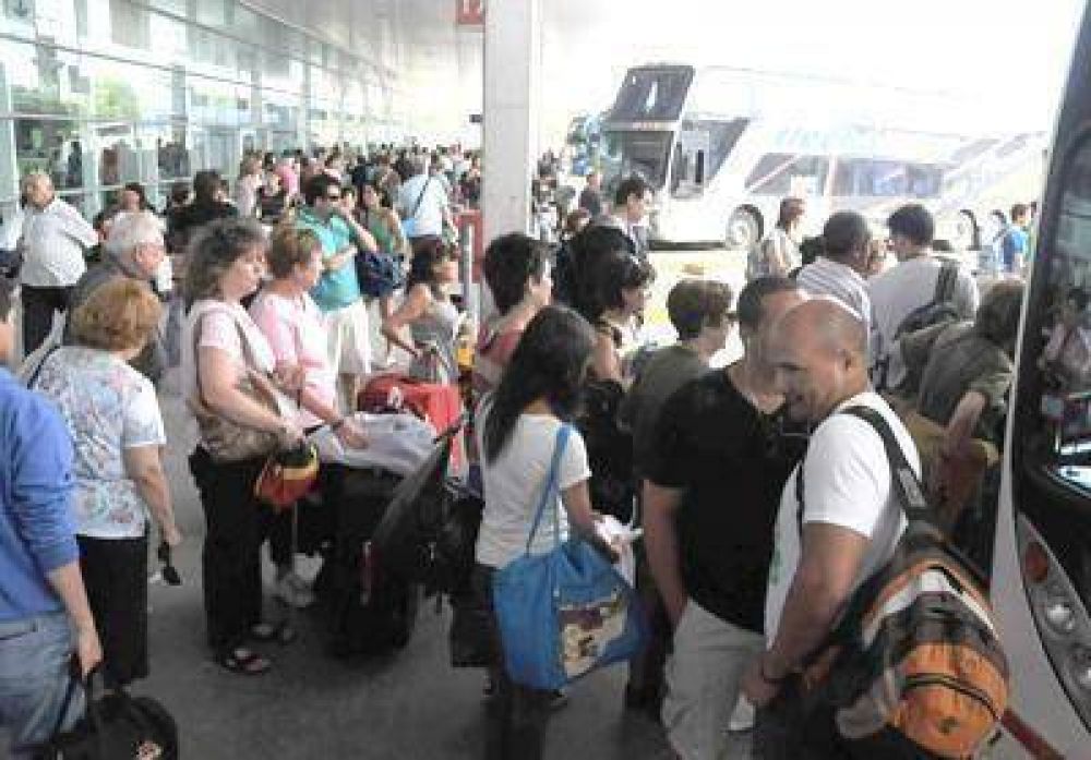 Incesante arribo de turistas en la Terminal de Omnibus