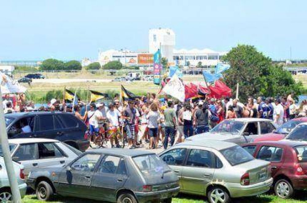 Caos en Mar del Plata: Los guardavidas impidieron a turistas y marplatenses bajar a las playas de Mogotes