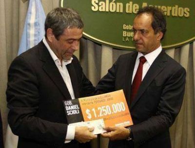 Scioli le entreg� un subsidio al Intendente para mejorar la reserva de La Saladita