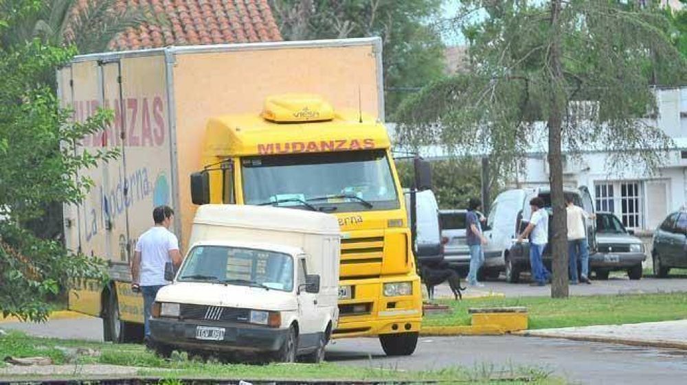 Crece la pol�mica y aceleran la mudanza