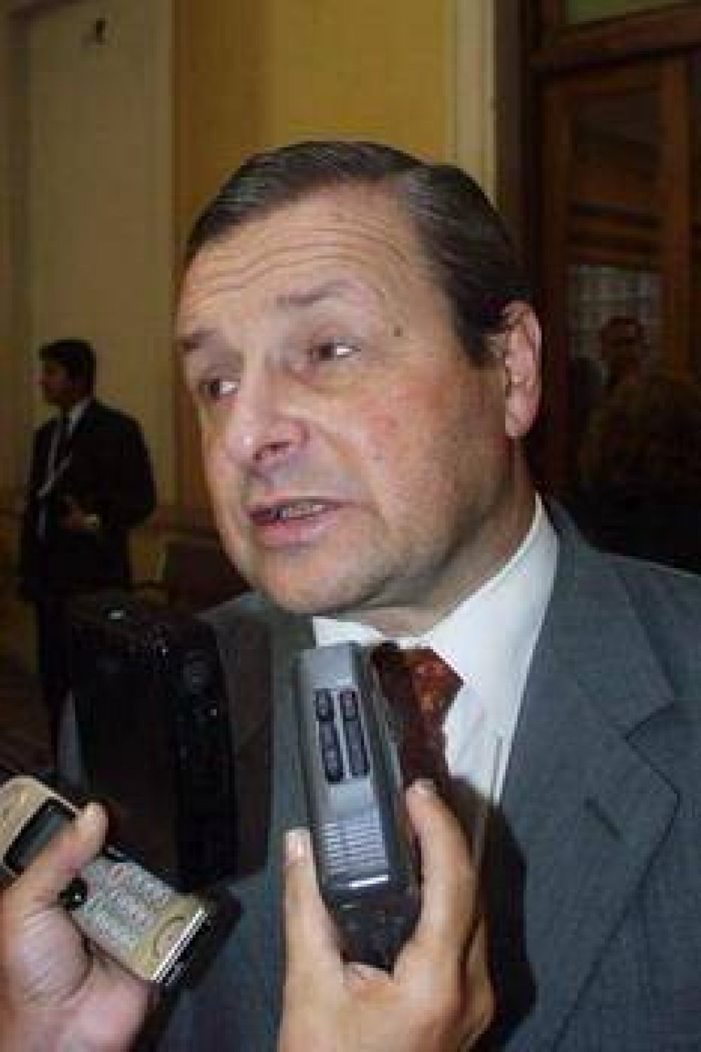 Fuertes cr�ticas a la sesi�n del Senado, donde fue aprobado el desendeudamiento 