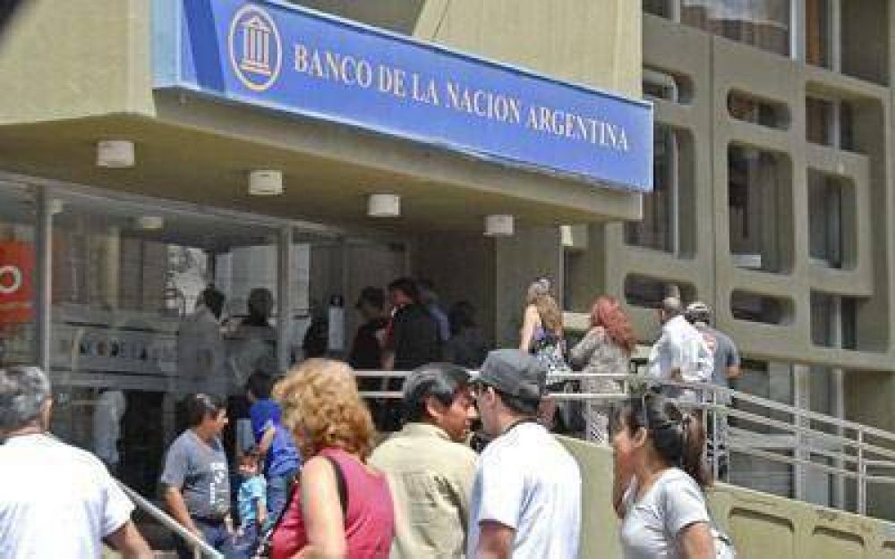 La falta de efectivo contin�a siendo un problema en los bancos