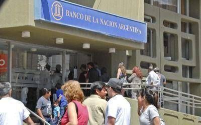 La falta de efectivo contin�a siendo un problema en los bancos