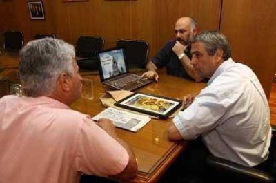 Reuni�n del Intendente con el Padre Esparafita de la Parroquia Nuestra Se�ora del Carmen de Wilde