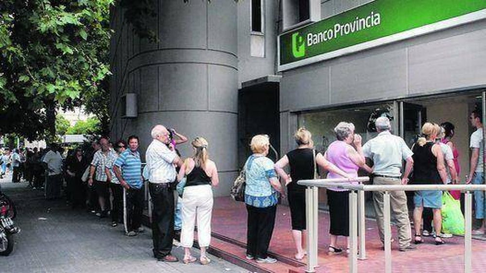 La falta de billetes complic� el pago de sueldos a los estatales