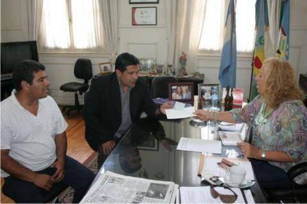 Para solventar reparaci�n del m�vil policial  Intendente Giroldi entreg� subsidio a la Delegaci�n de Traslado de Detenidos