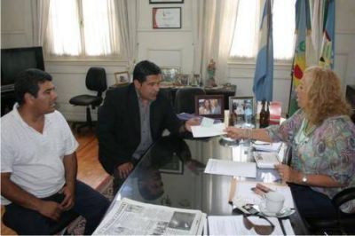 Para solventar reparaci�n del m�vil policial  Intendente Giroldi entreg� subsidio a la Delegaci�n de Traslado de Detenidos