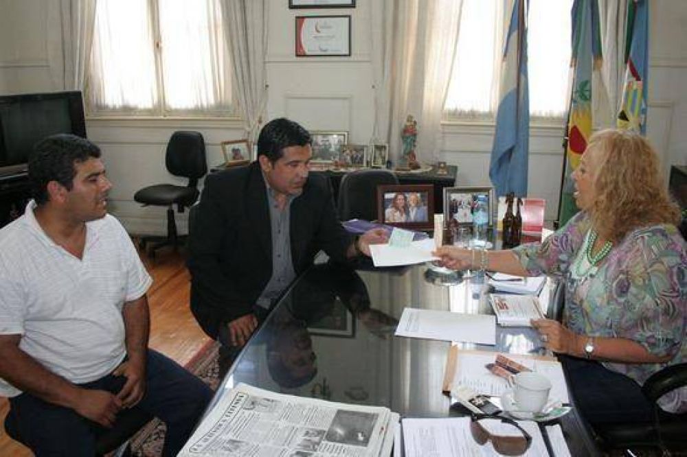  La intendente Giroldi entreg� subsidio a la Delegaci�n de Traslado de Detenidos Para solventar reparaci�n del m�vil policial