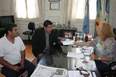  La intendente Giroldi entreg� subsidio a la Delegaci�n de Traslado de Detenidos Para solventar reparaci�n del m�vil policial